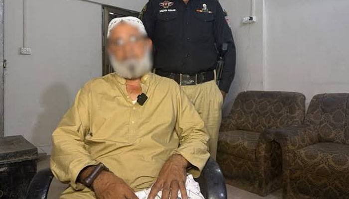 کراچی: مسجد کے باہر نمازی بن کر گاڑیاں چوری کرنے والا 57 سالہ ملزم گرفتار